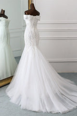 Elegant Off-the-Shoulder Mermaid Wedding Dress with Tulle and Lace Appliques
