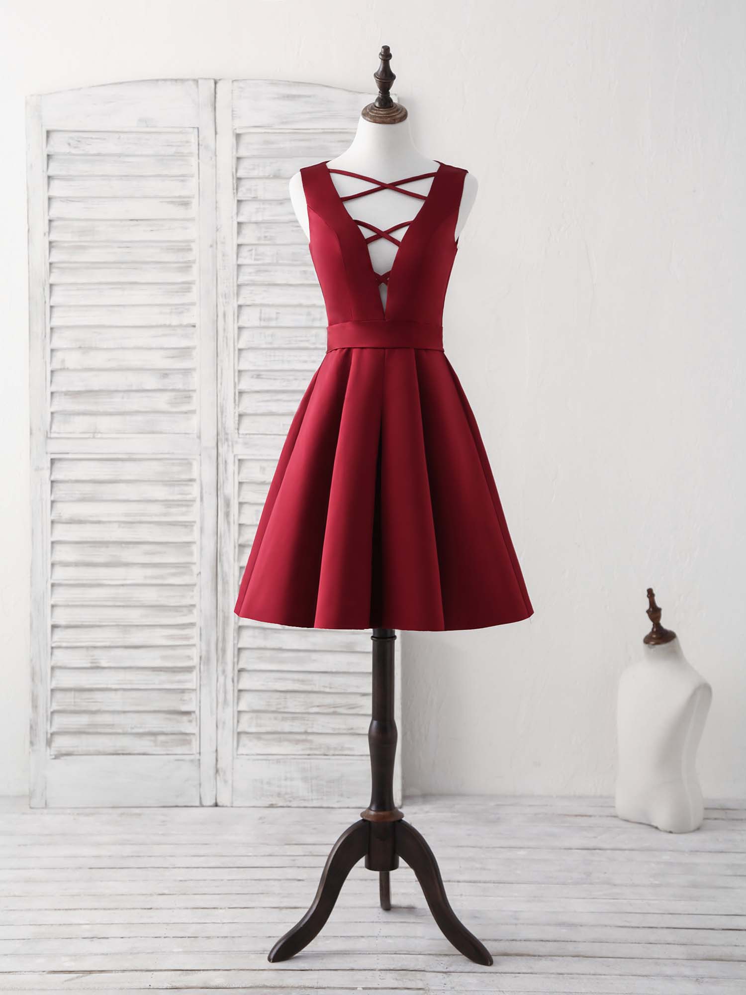 Elegant V-Neck Burgundy Short Prom Dress: Satin A-Line Homecoming Gown for Women