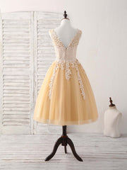 Elegant Champagne V-Neck Tulle Lace Applique Short Prom Dress Bridesmaid Gown