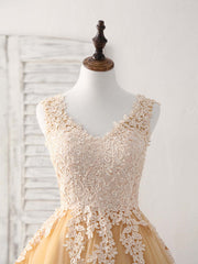 Elegant Champagne V-Neck Tulle Lace Applique Short Prom Dress Bridesmaid Gown