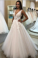 Elegant A-Line 3D Floral Wedding Dress with V-Neck and Tulle Skirt