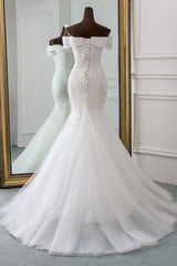 Elegant Off-the-Shoulder Mermaid Wedding Dress with Tulle and Lace Appliques