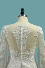 Elegant Bateau Neck Long Sleeve Mermaid Wedding Dress with Exquisite Lace Appliques