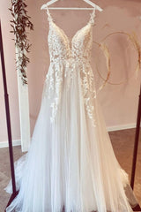 Romantic A-Line Sweetheart Wedding Dress with Lace Appliques and Ruffles