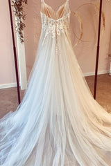 Romantic A-Line Sweetheart Wedding Dress with Lace Appliques and Ruffles