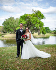 Elegant Sleeveless Bateau Neck A-Line Wedding Dress with Lace Appliques