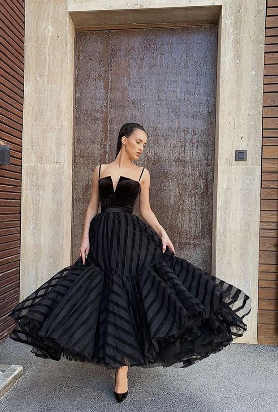 Elegant Black Evening Prom Dress: Sexy, Long, Sleeveless, V-Neck Gown for Women