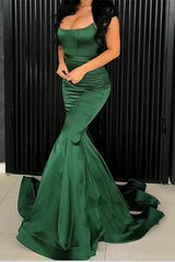 Elegant Emerald Green Spaghetti-Strap Mermaid Evening Gown with Flowing Train
