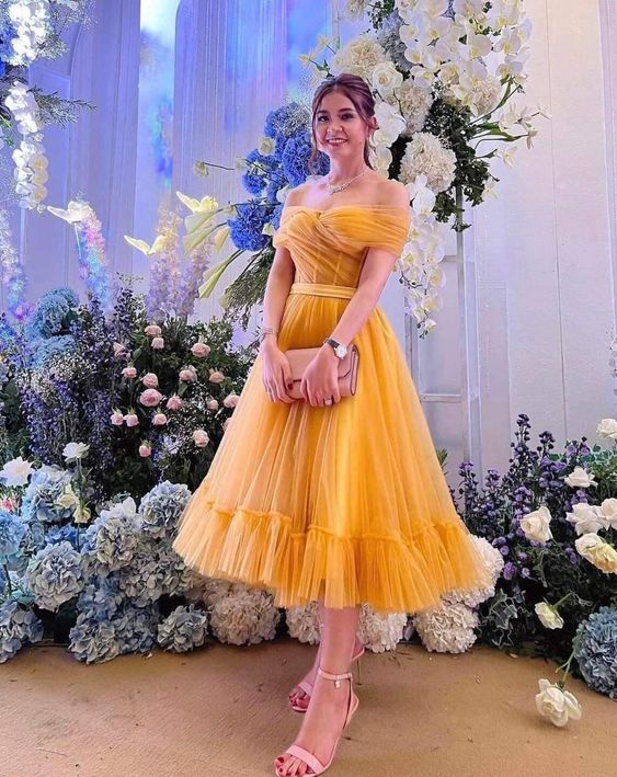 Elegant Yellow Party Gown Prom Dress with Flowing Silhouette for Special Occasions
