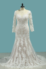 Elegant Bateau Neck Long Sleeve Mermaid Wedding Dress with Exquisite Lace Appliques