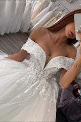 Sparkling Off-Shoulder Ball Gown Wedding Dress with Elegant Lace Sweetheart Neckline