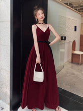 Elegant Burgundy Velvet V‑Neck Floor‑Length Prom Dress for Graduations and Evening Events