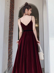 Elegant Burgundy Velvet V‑Neck Floor‑Length Prom Dress for Graduations and Evening Events