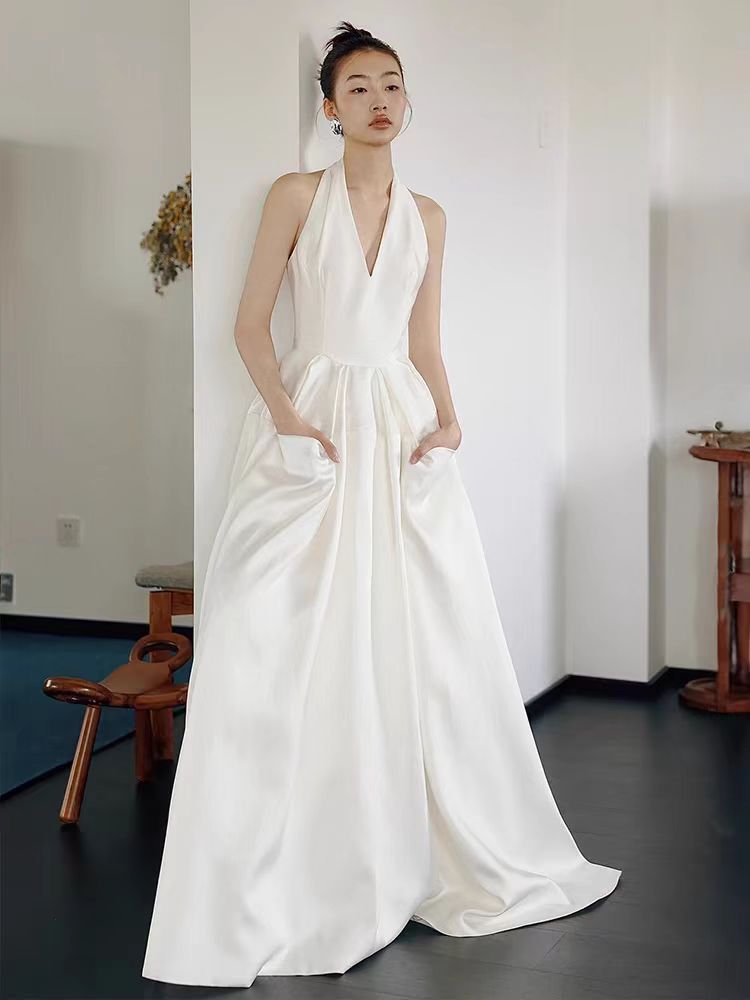Simple Halter V Neck 100% Silk Taffeta Wedding Dress with Pockets
