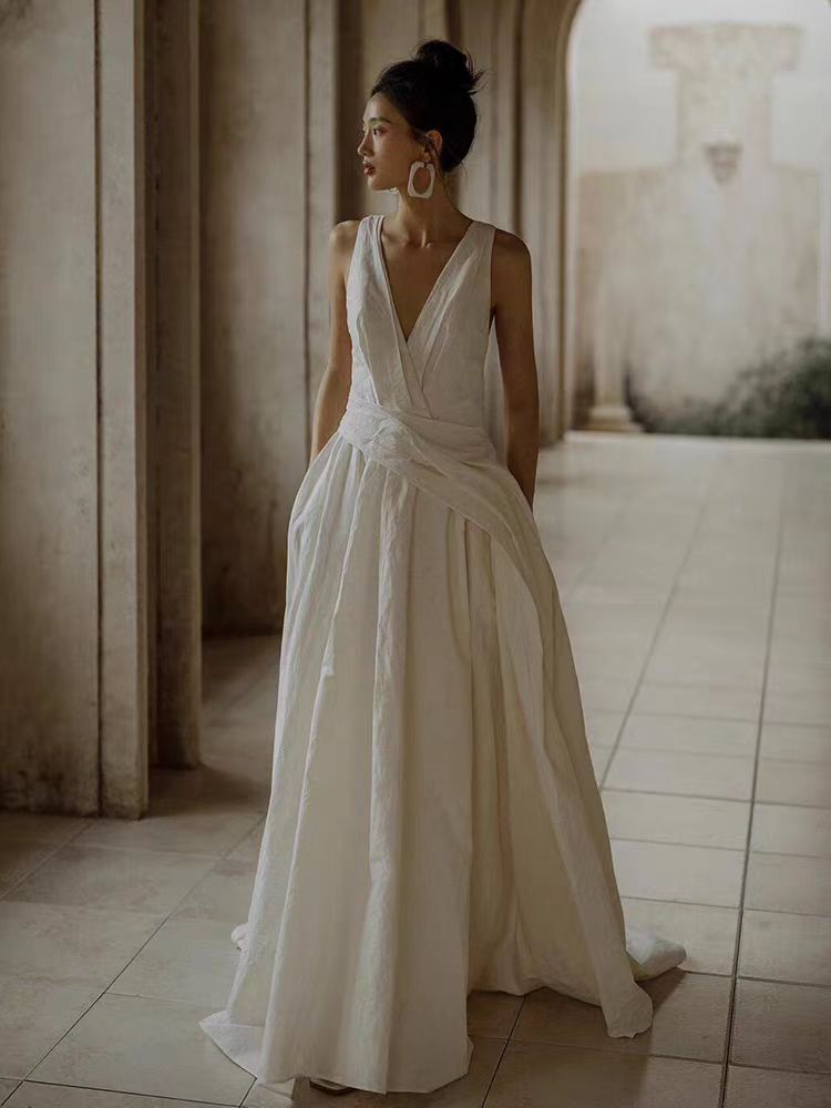 Vintage Style 100% Silk Taffeta Backless Wedding Dress with Pockets