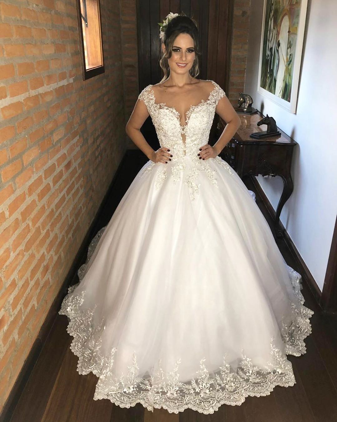 Elegant Sweetheart V-Neck Floor-Length Wedding Gown with Delicate Lace Appliques