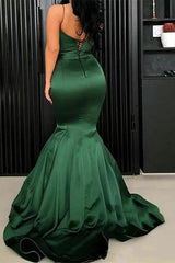 Elegant Emerald Green Spaghetti-Strap Mermaid Evening Gown with Flowing Train