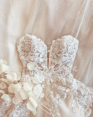 Elegant A-Line Tulle Wedding Dress with Delicate Lace Appliques and Straps