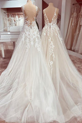 Elegant Deep V-Neck A-Line Lace Wedding Dress with Tulle Appliques Floor-Length