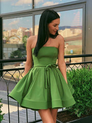Chic Strapless Green Satin Short Prom Dress: Elegant Homecoming & Graduation Attire
