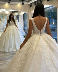 Elegant Sweetheart Spaghetti Strap Backless Ball Gown Wedding Dress with Lace Appliques