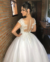 Elegant Sweetheart V-Neck Floor-Length Wedding Gown with Delicate Lace Appliques