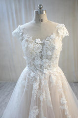 Elegant A-Line Bateau Backless Floor-Length Wedding Gown with Lace Tulle Appliques