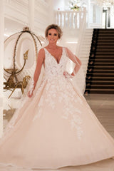 Elegant A-Line Deep V-Neck Spaghetti Strap Floor-Length Backless Wedding Gown with Lace Appliques