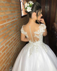 Elegant Sweetheart V-Neck Floor-Length Wedding Gown with Delicate Lace Appliques