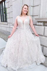 Elegant Sweetheart Wide Strap Lace Wedding Dress with Tulle A-Line - Perfect Bridal Gown