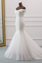Elegant Off-the-Shoulder Mermaid Wedding Dress with Tulle and Lace Appliques