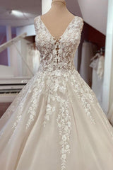 Elegant A-Line Bateau Long Sleeves Wedding Dress with Lace Appliques