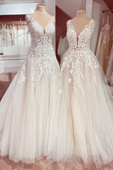 Elegant Deep V-Neck A-Line Lace Wedding Dress with Tulle Appliques Floor-Length