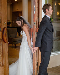 Elegant Sleeveless Bateau Neck A-Line Wedding Dress with Lace Appliques