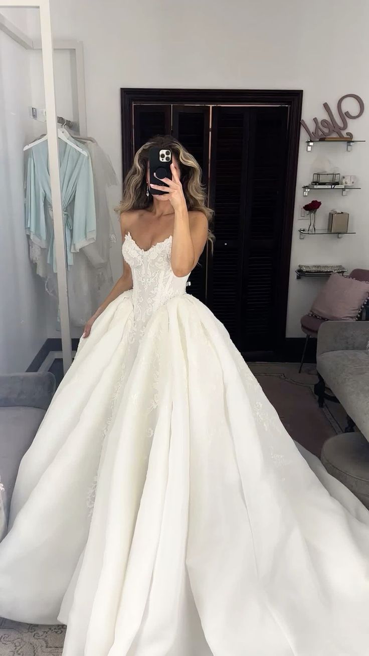 A-Line Wedding Dress Sweetheart Neckline Ivory Lace Bridal Gown FG5992