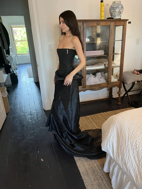 black tulle prom dress V-neck Long Black Evening Dress stopping entrance. Black Tulle Long A-Line Prom