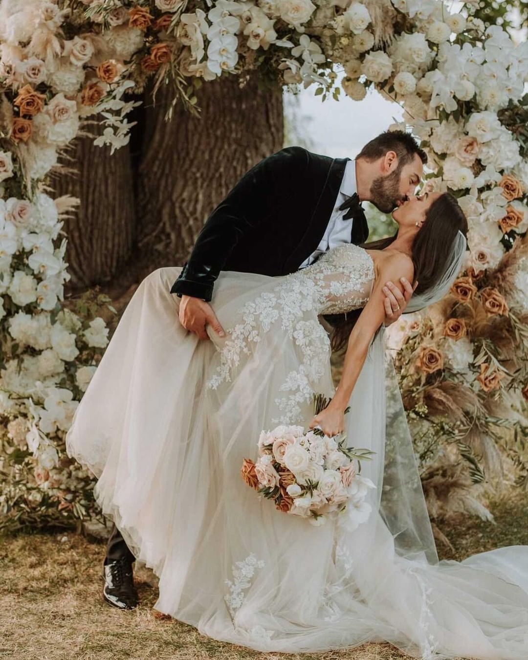 Romantic Backless A-Line Floor-Length Wedding Gown with Sweetheart Lace Bodice