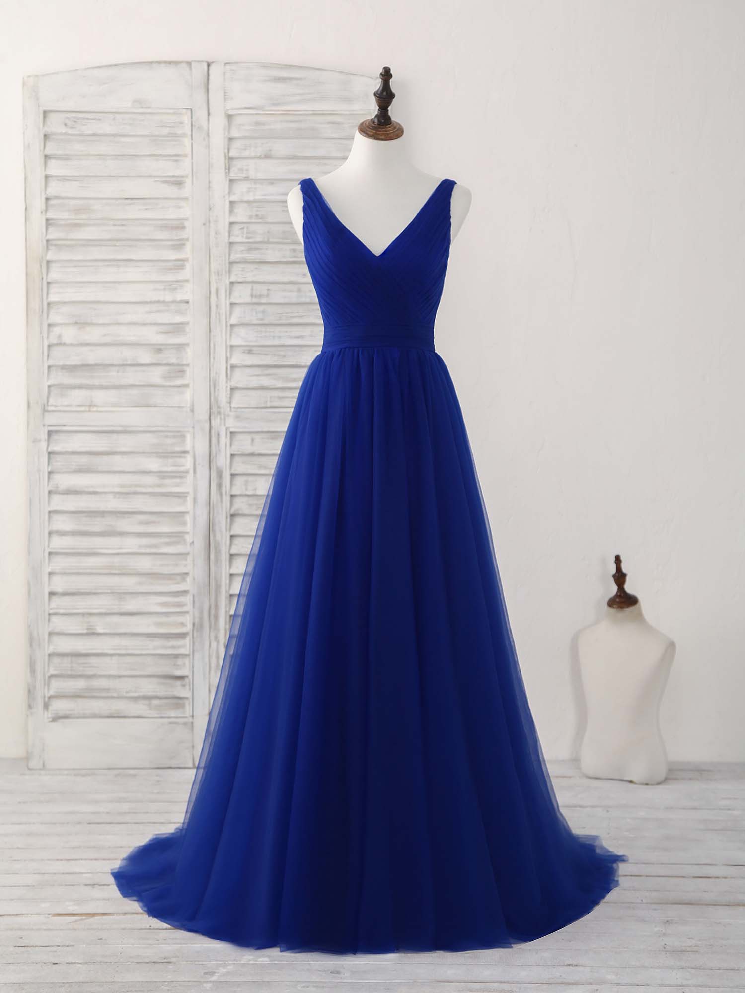 Elegant Royal Blue Tulle V-Neck Long Prom Dress for Bridesmaids and Evenings