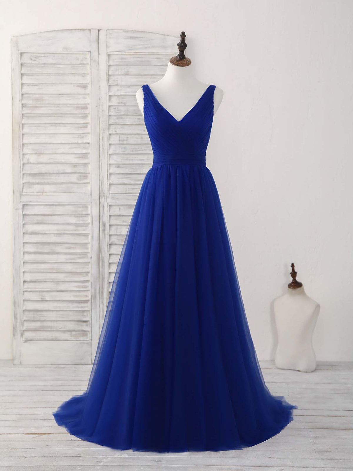 Elegant Royal Blue Tulle V-Neck Long Prom Dress for Bridesmaids and Evenings