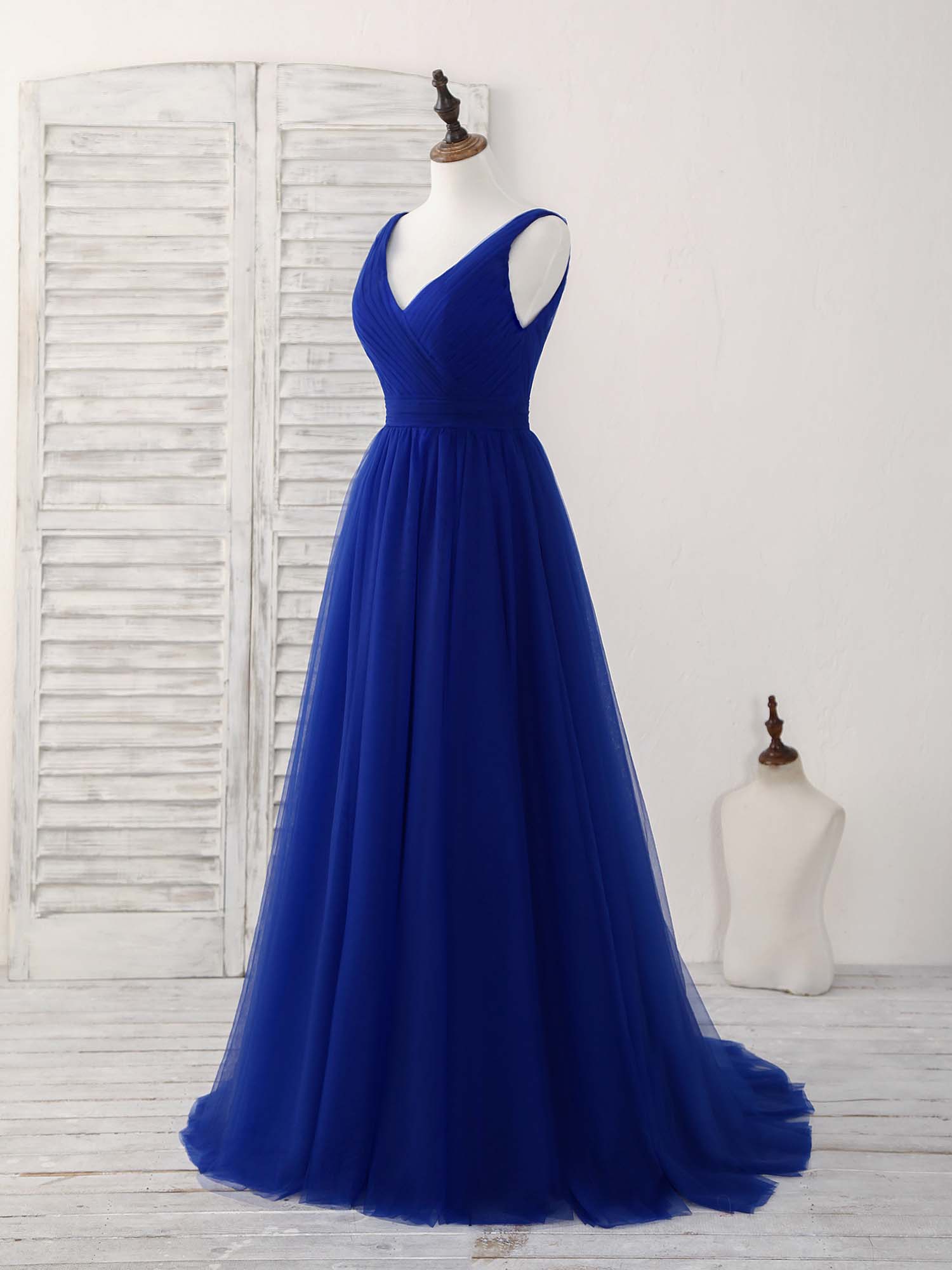 Elegant Royal Blue Tulle V-Neck Long Prom Dress for Bridesmaids and Evenings