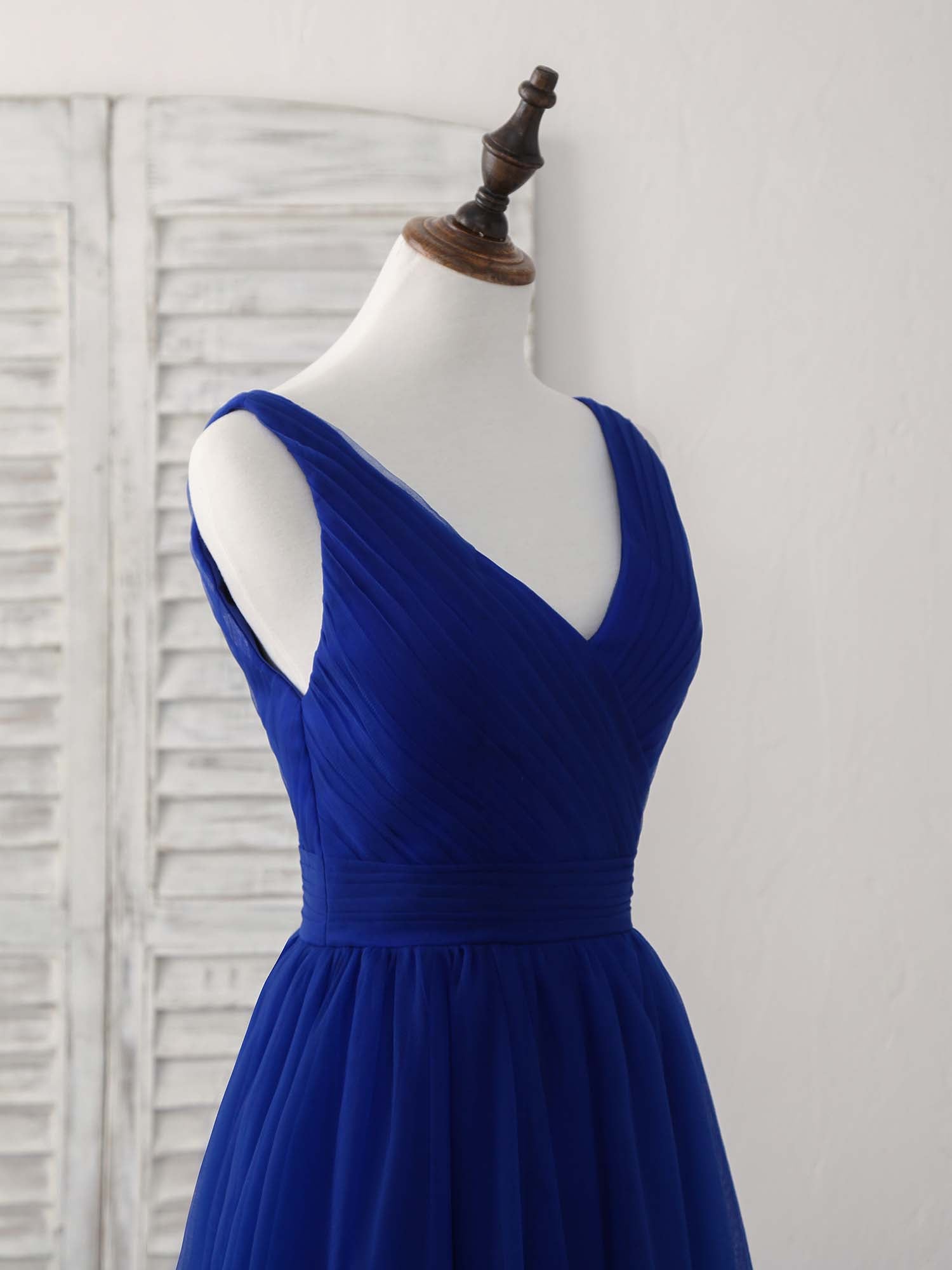 Elegant Royal Blue Tulle V-Neck Long Prom Dress for Bridesmaids and Evenings