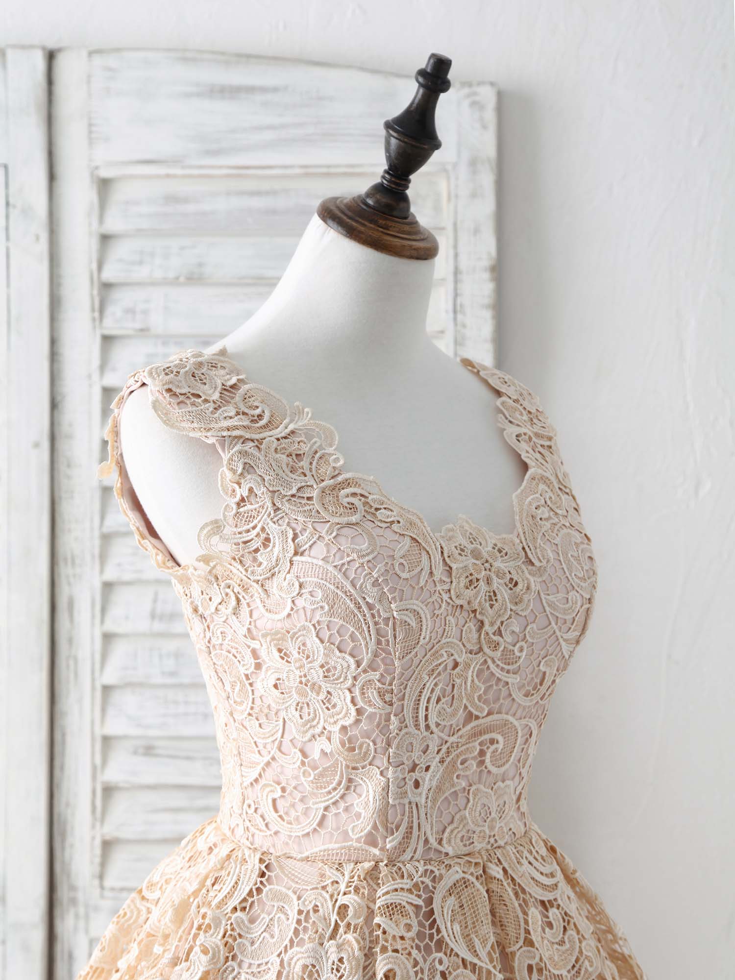 Elegante vestido de fiesta corto color champán con escote en V y