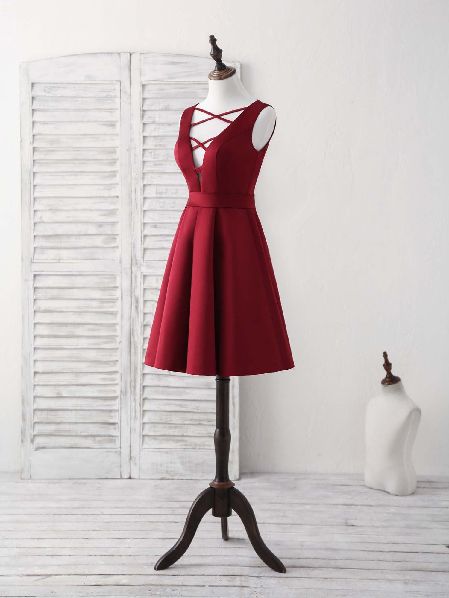 Elegant V-Neck Burgundy Short Prom Dress: Satin A-Line Homecoming Gown for Women