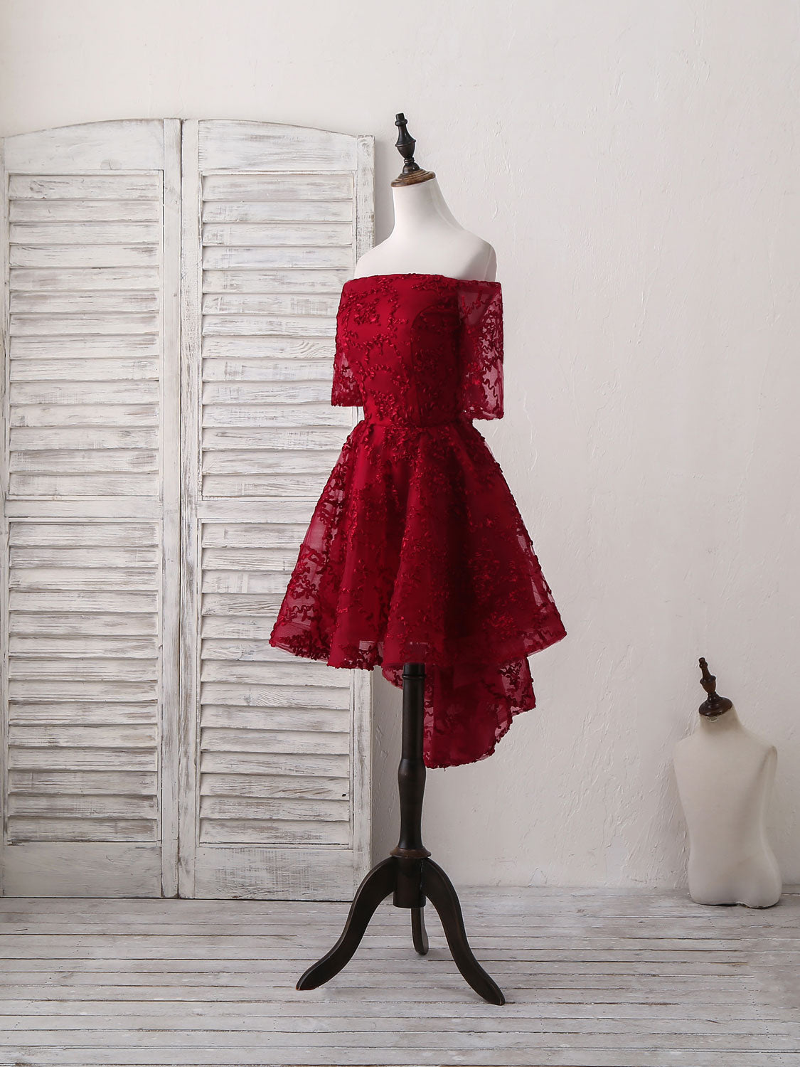 Elegant Burgundy Lace Short Prom Dress: Perfect Homecoming and Party Attire Elegant Burgundy Lace Short Prom Dress: Perfect Homecoming and Party Attire