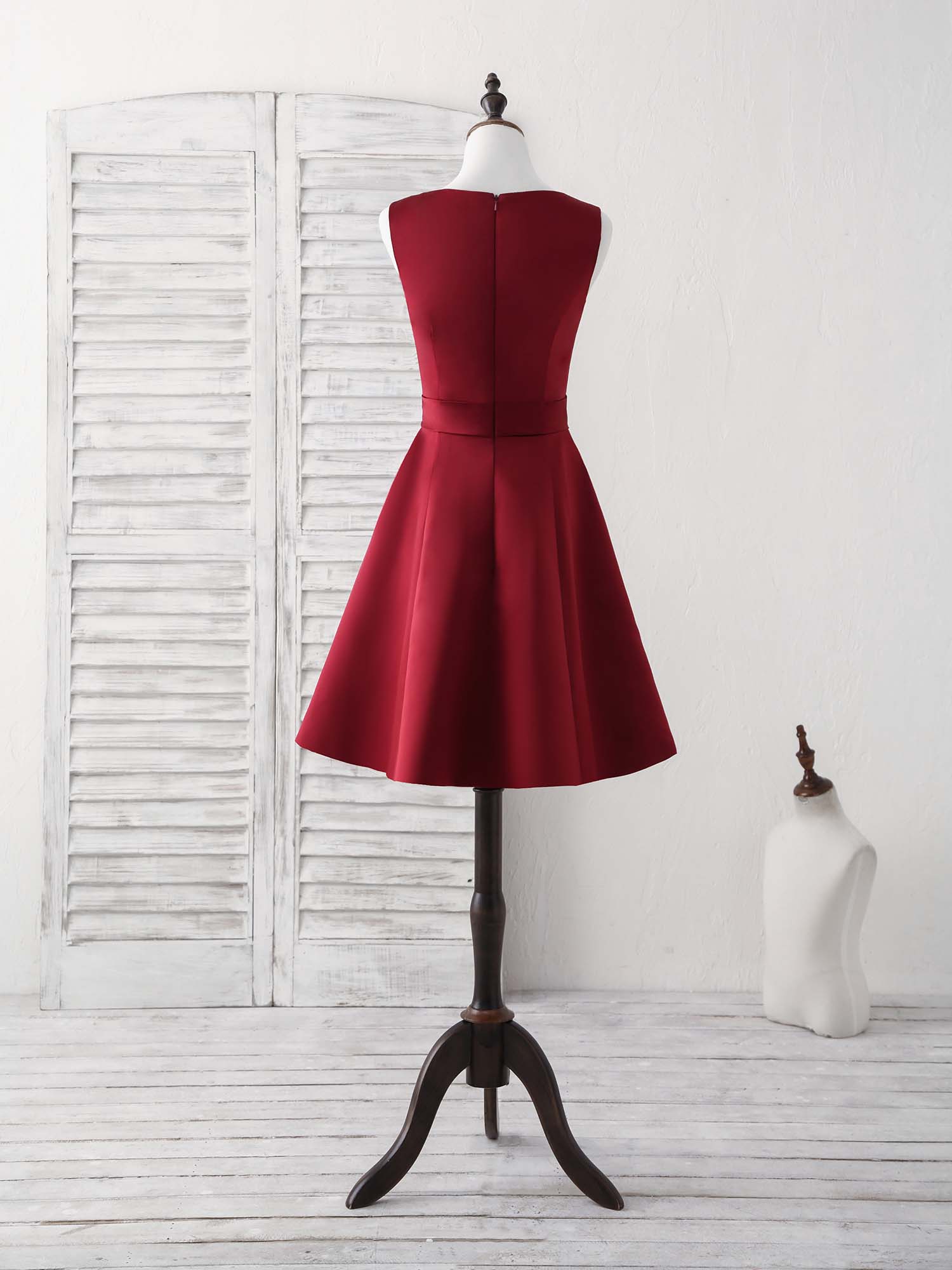 Elegant V-Neck Burgundy Short Prom Dress: Satin A-Line Homecoming Gown for Women