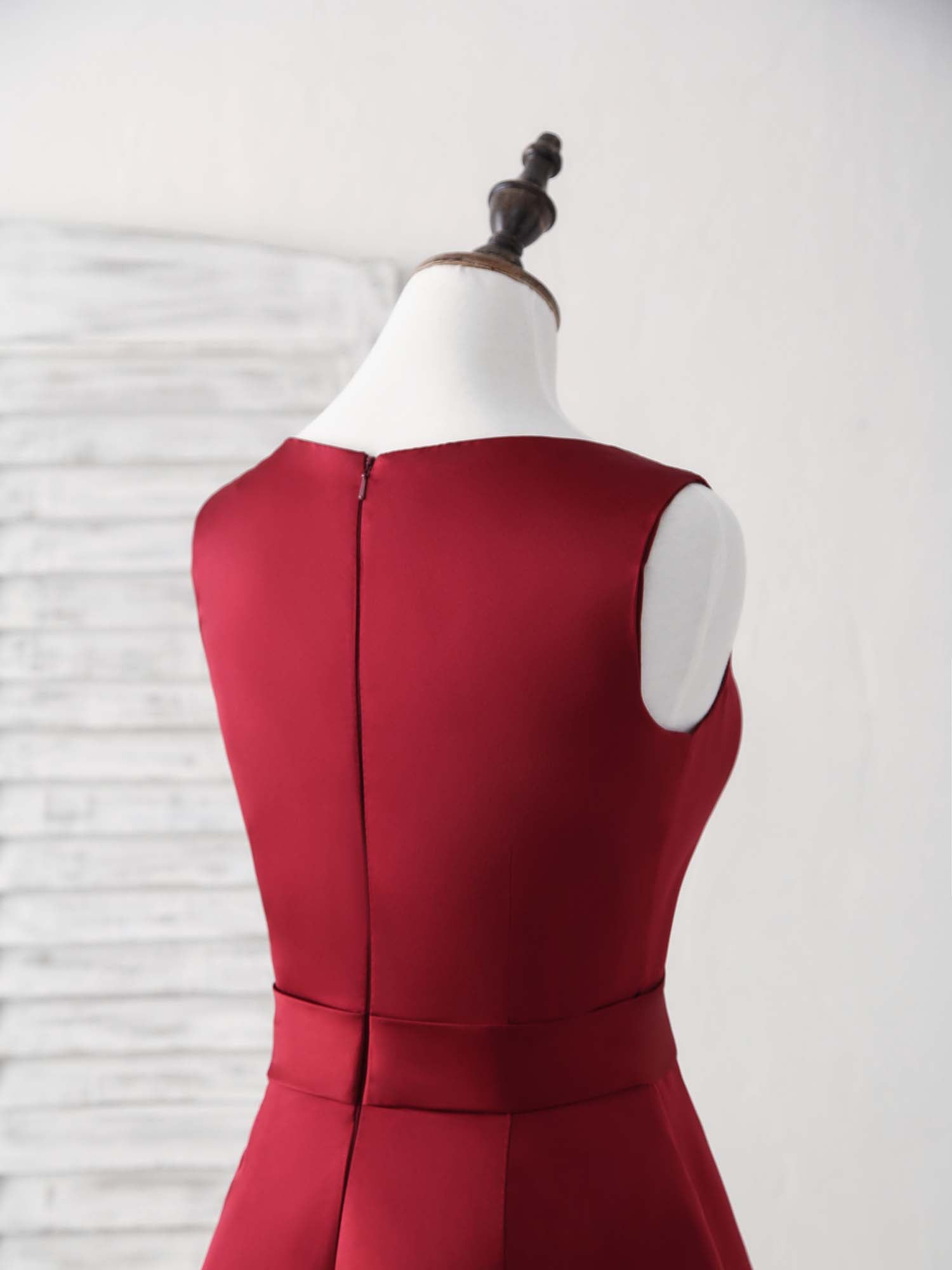 Elegant V-Neck Burgundy Short Prom Dress: Satin A-Line Homecoming Gown for Women