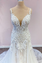 Stunning Spaghetti Straps A-Line Wedding Dress Sweetheart Neckline Appliques Lace Gown