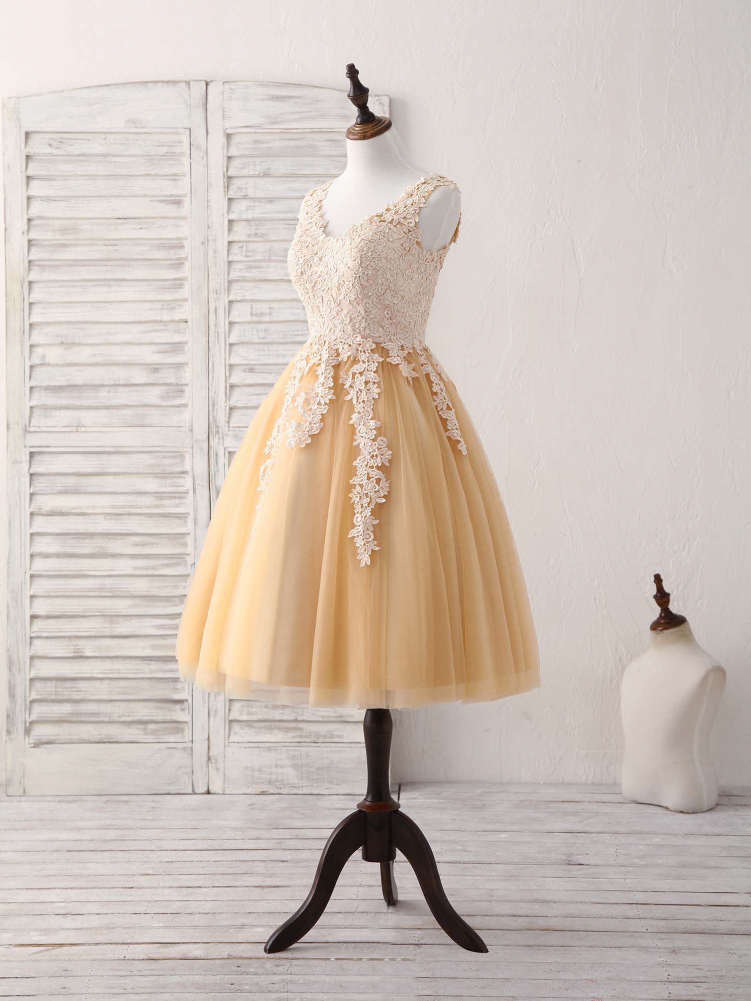 Elegant Champagne V-Neck Tulle Lace Applique Short Prom Dress Bridesmaid Gown Elegant Champagne V-Neck Tulle Lace Applique Short Prom Dress Bridesmaid Gown
