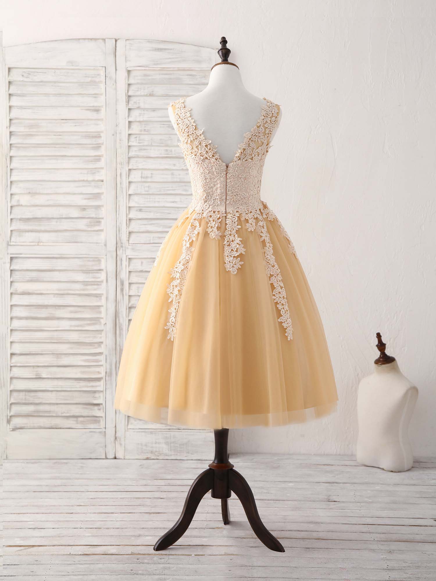 Elegant Champagne V-Neck Tulle Lace Applique Short Prom Dress Bridesmaid Gown Elegant Champagne V-Neck Tulle Lace Applique Short Prom Dress Bridesmaid Gown