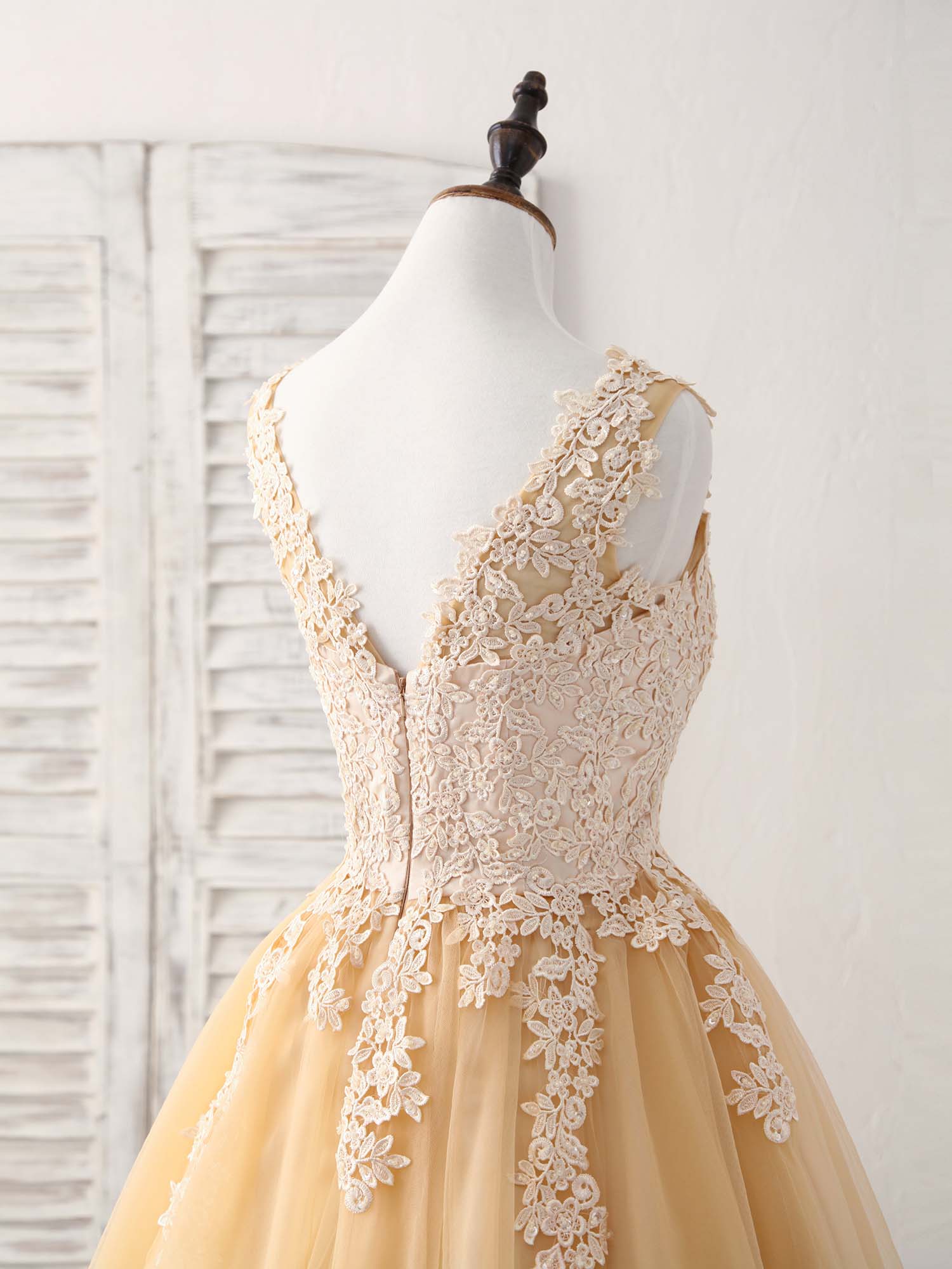 Elegant Champagne V-Neck Tulle Lace Applique Short Prom Dress Bridesmaid Gown